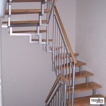 Metalltreppe mit Holzstufen