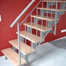 Metalltreppe mit Holzstufen