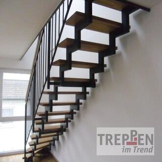 Metalltreppe mit Holzstufen