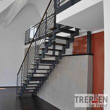 Metalltreppe mit Holzstufen