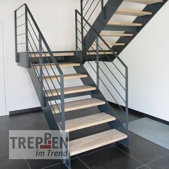 Metalltreppe mit Holzstufen