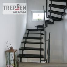 Metalltreppe mit Holzstufen