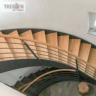 Metalltreppe mit Holzstufen