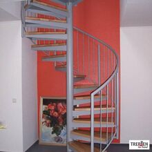 Metalltreppe mit Holzstufen