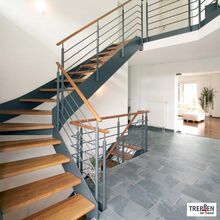 Metalltreppe mit Holzstufen