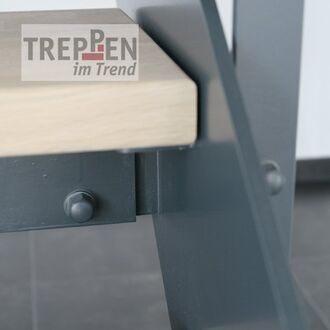 Metalltreppe mit Holzstufen