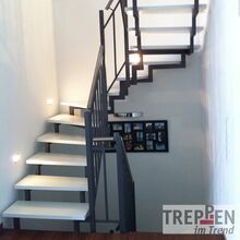 Metalltreppe mit Holzstufen