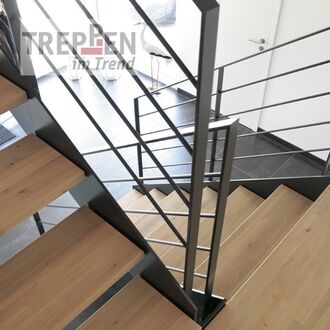 Metalltreppe mit Holzstufen