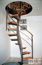 Metalltreppe mit Holzstufen