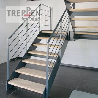 Metalltreppe mit Holzstufen