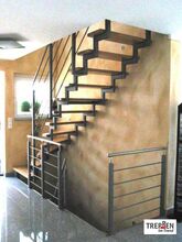 Metalltreppe mit Holzstufen