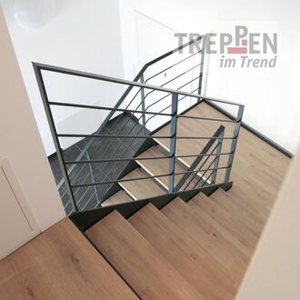 Metalltreppe mit Holzstufen