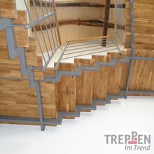 Metalltreppe mit Holzstufen