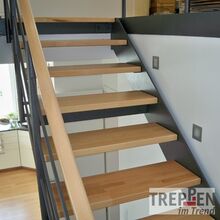 Metalltreppe mit Holzstufen