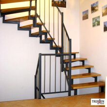 Metalltreppe mit Holzstufen