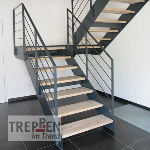 Metalltreppe mit Holzstufen
